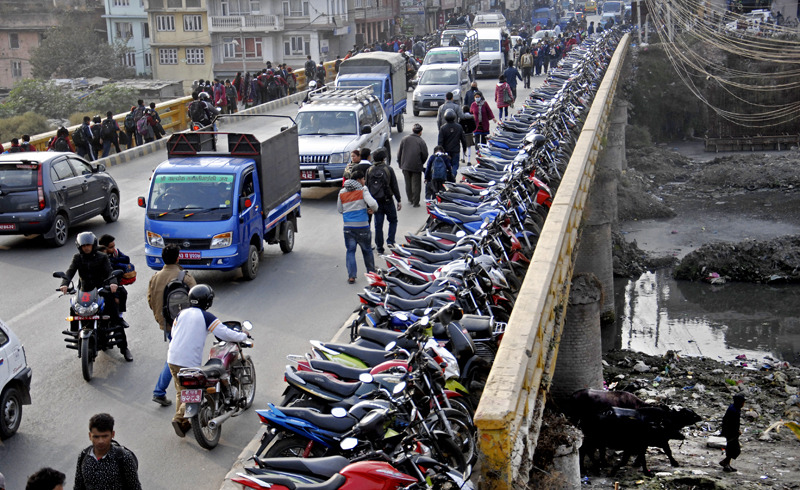 अव्यवस्थित पार्किङले सास्ती