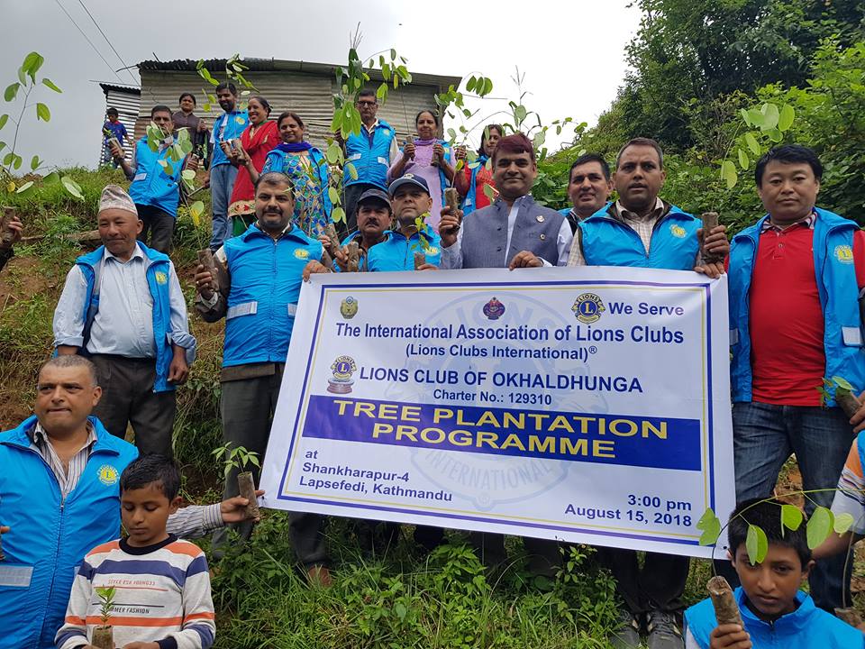 लायन्स क्लब अफ ओखलढुंगाद्वारा बृक्षारोपण