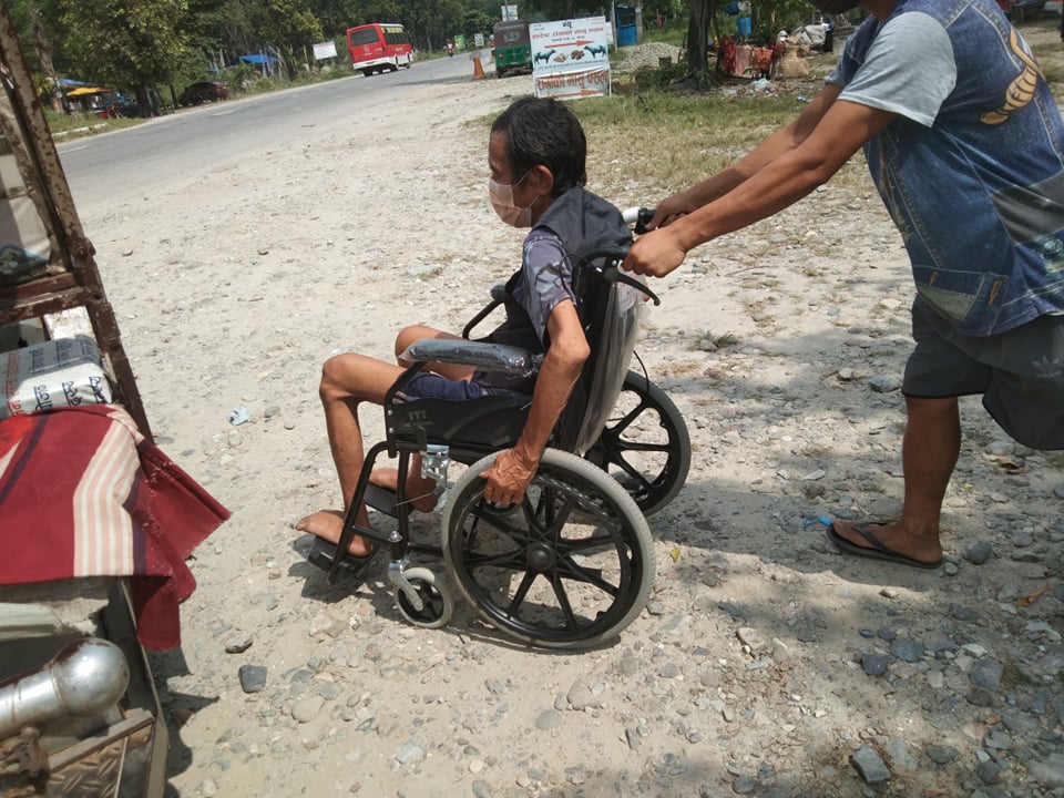 बेलबारीमा अपांगता भएकाहरुलाई ह्वील चेयर बितरण